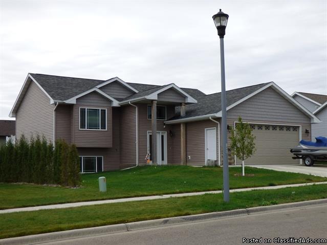 Beautiful 4 bdrm home in Minot ND