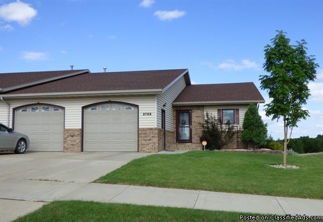 4 bedroom townhouse w/great view in Minot ND