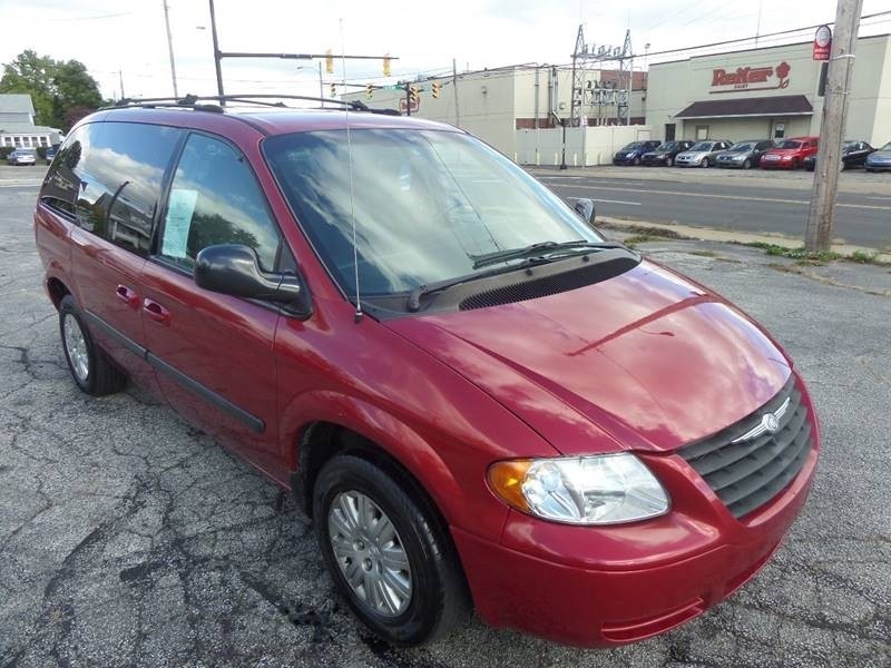 2005 Chrysler Town and Country Base 4dr Mini Van