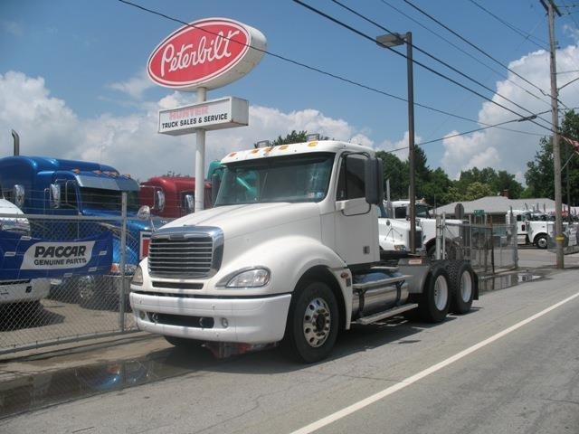 2004 Freightliner Columbia 120  Conventional - Day Cab