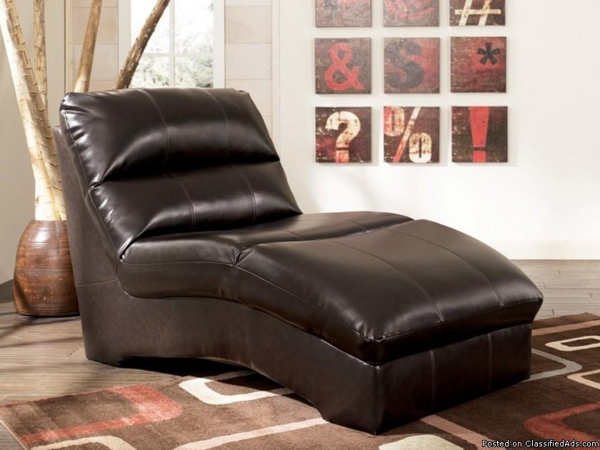 BEAUTIFUL BROWN LEATHER LOUNGE CHAIR!