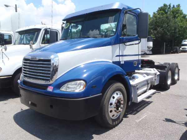 2008 Freightliner Columbia 112  Conventional - Day Cab