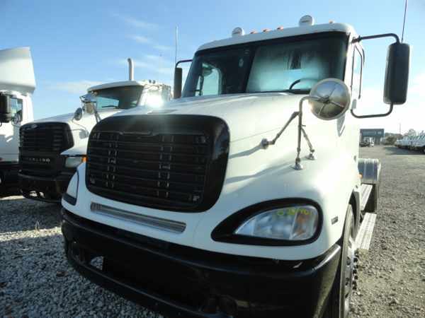 2010 Freightliner Columbia 120  Conventional - Day Cab