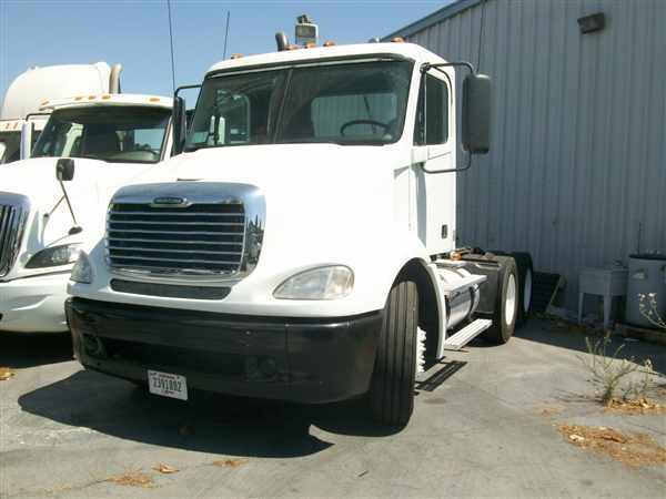 2008 Freightliner Columbia 112  Conventional - Day Cab