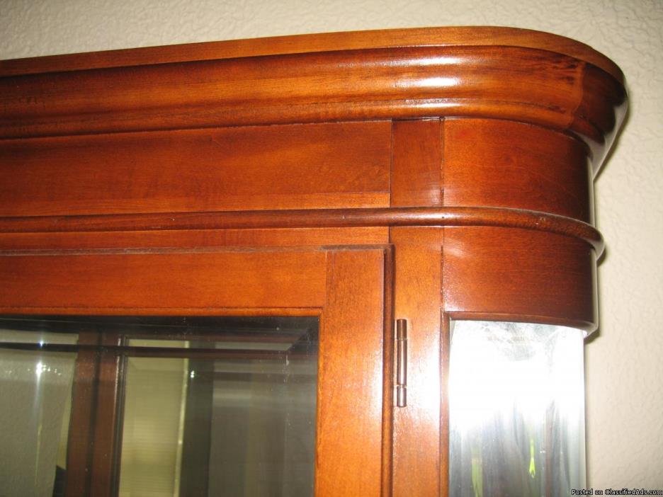 Rounded Display Cabinet with Light, 1