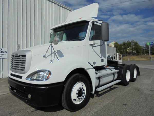 2011 Freightliner Columbia 120  Conventional - Day Cab