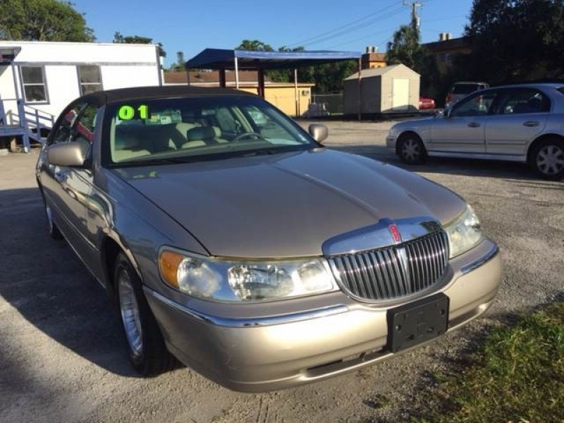 2001 Lincoln Town Car Executive 4dr Sedan