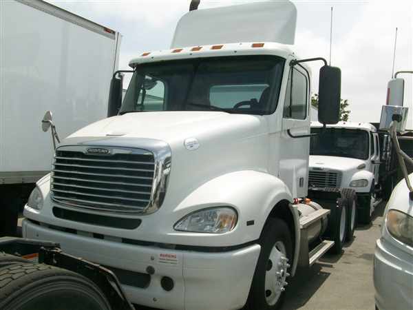 2010 Freightliner Columbia 112  Conventional - Day Cab