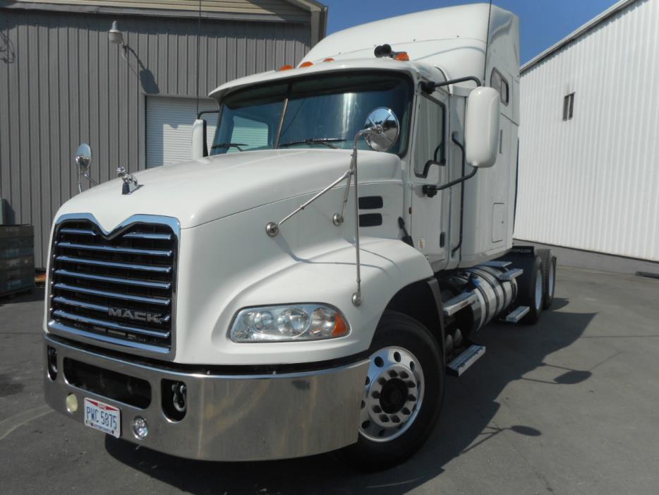 2012 Mack Pinnacle  Conventional - Sleeper Truck