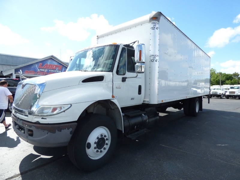 2006 International 4400 with 26 ft. van/liftgate