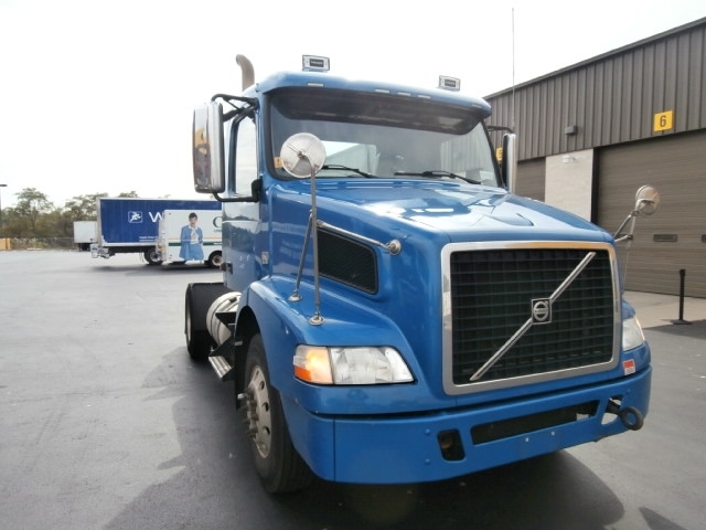 2010 Volvo Vnm420  Conventional - Day Cab