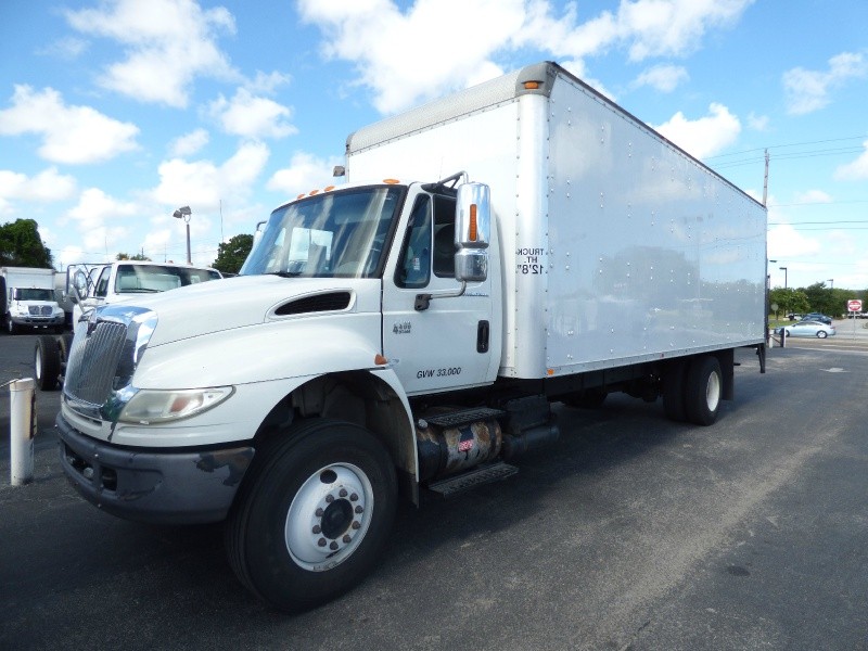 2006 International 4400 with 26 ft. Box