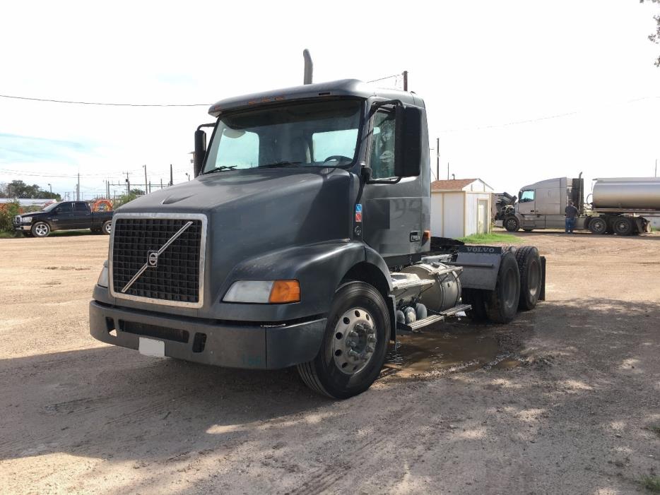 2006 Volvo Vnl64t300  Conventional - Day Cab