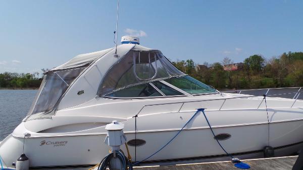 2004 Cruisers Yachts 370 Express