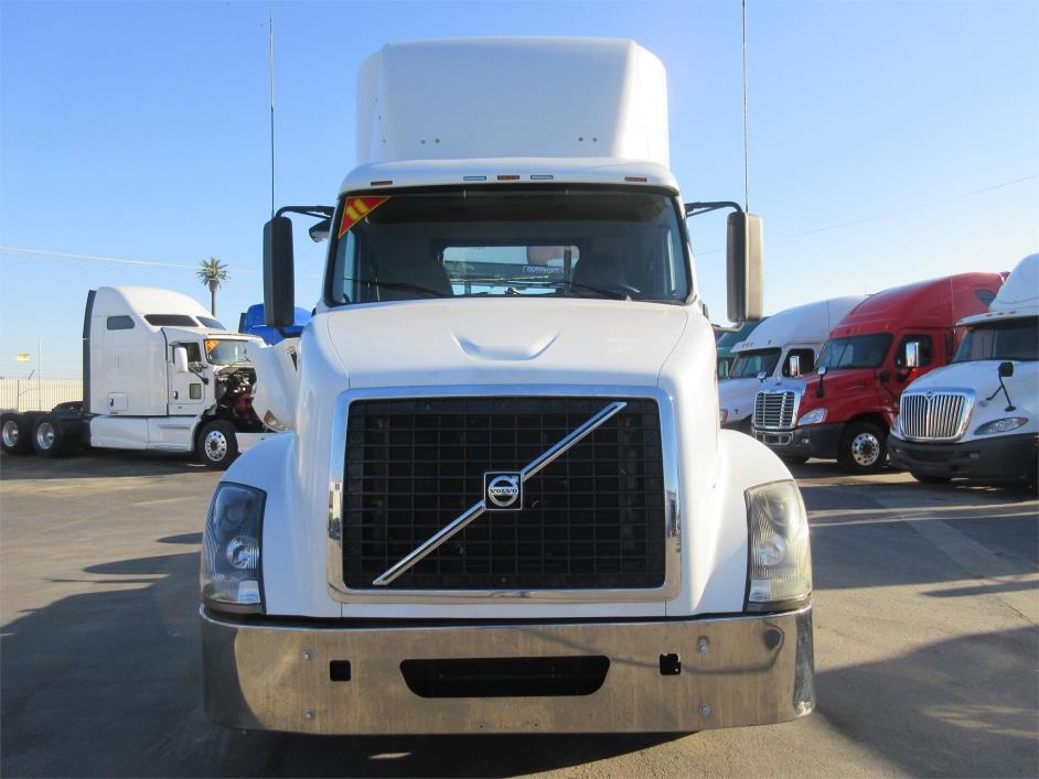 2011 Volvo Vnl  Conventional - Day Cab