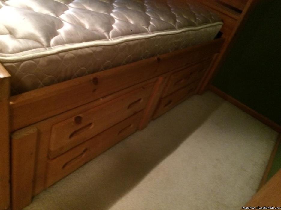 Full size wood bed set, 1