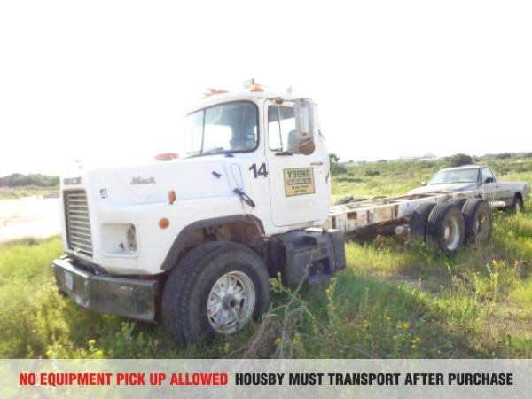 1993 Mack Dm690s  Cab Chassis
