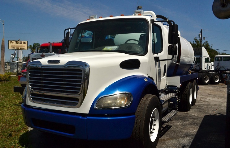 2006 Freightliner Business Class M2  Septic