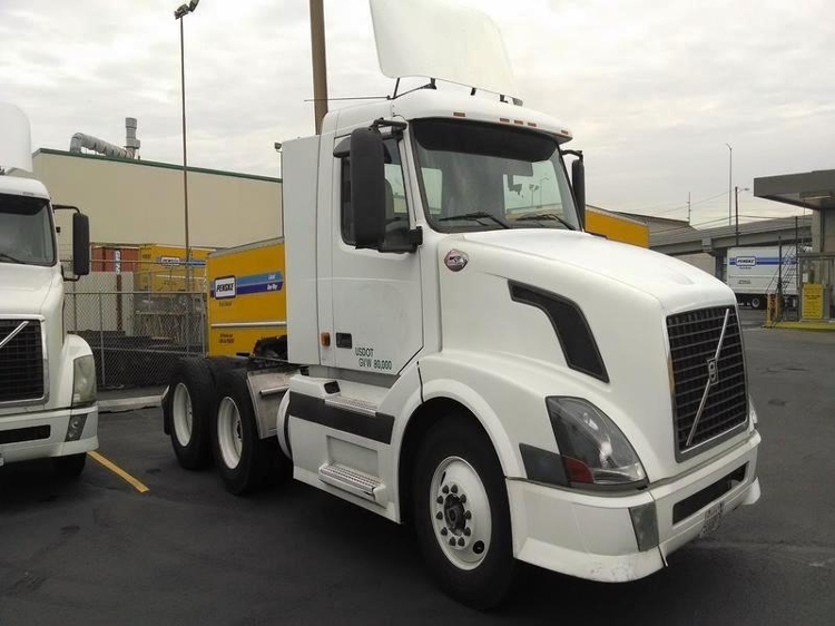 2005 Volvo Vnl  Conventional - Day Cab