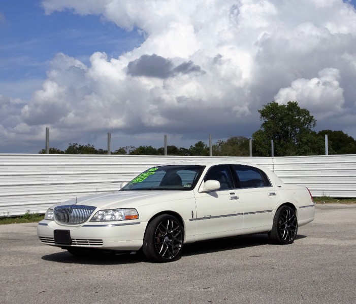 2005 Lincoln Town Car 4dr Sdn Signature Limited
