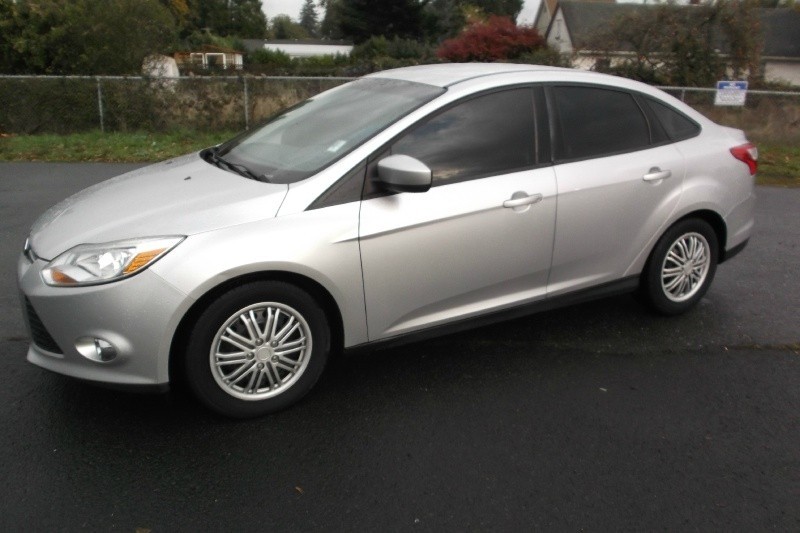 2012 Ford Focus  AUTOMATIC fully Loaded drives perfect very clean