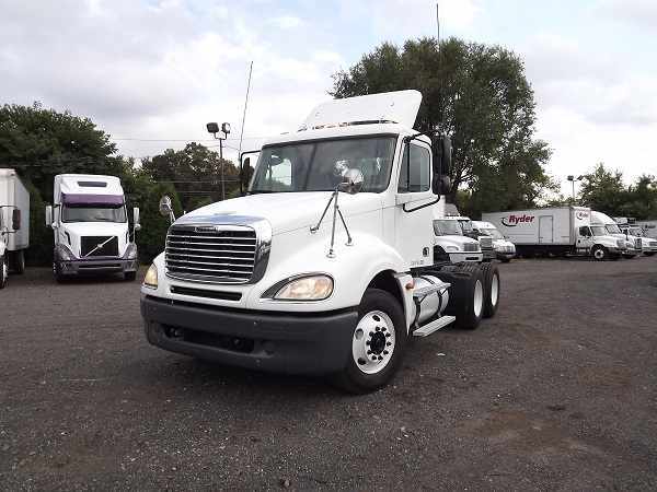 2005 Freightliner Columbia 120  Conventional - Day Cab