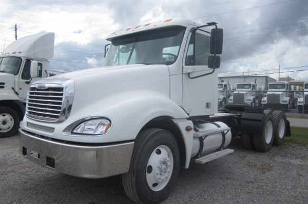 2006 Freightliner Columbia 120  Conventional - Day Cab