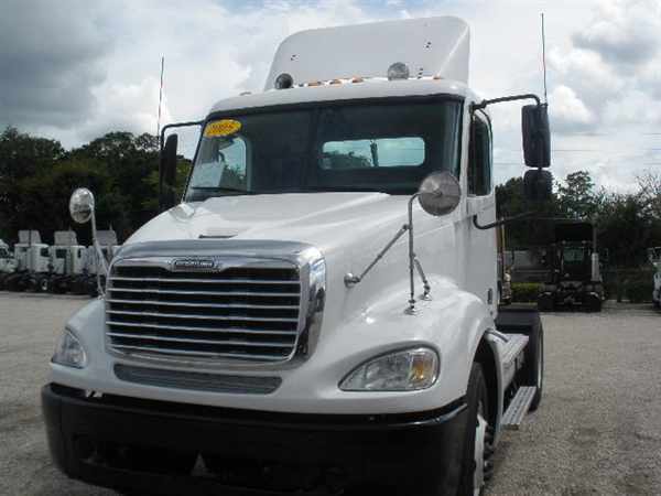 2005 Freightliner Columbia 112  Conventional - Day Cab