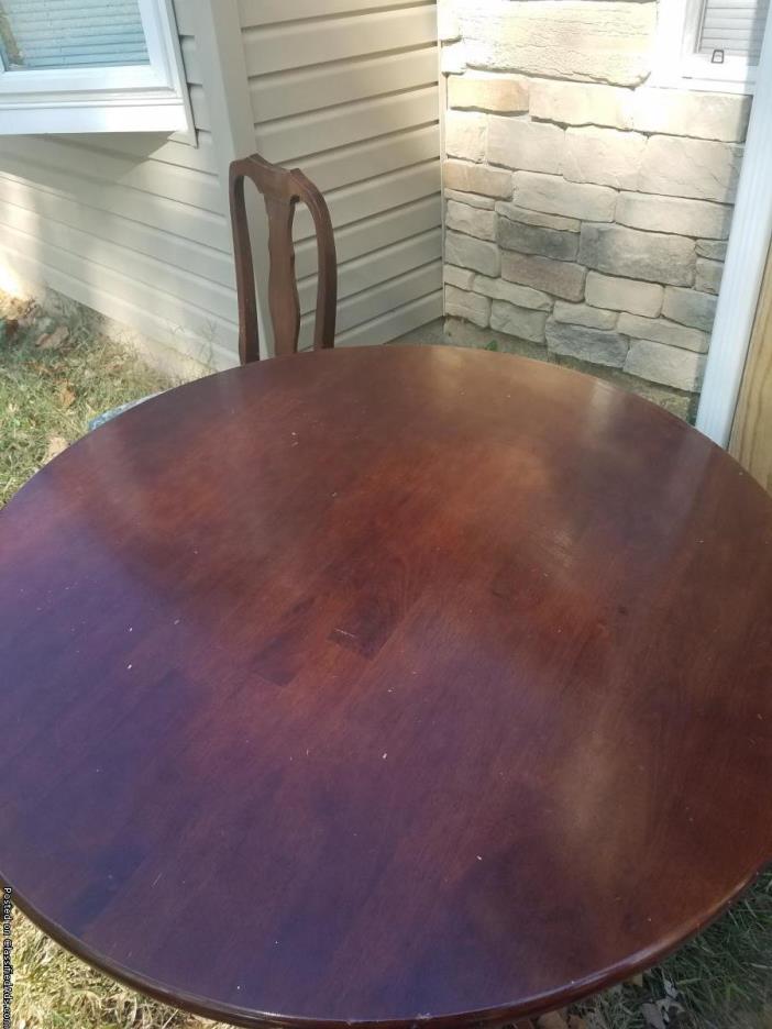 Wood round table .. 4 chairs .minor scratches..looks like cherrie, 1