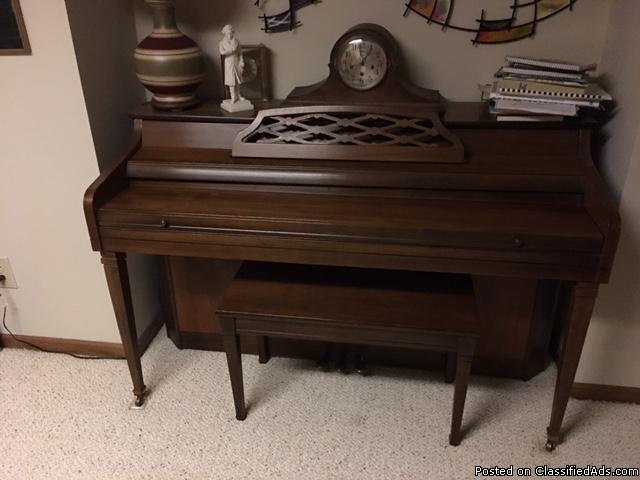 Piano, Spinet walnut with storage bench