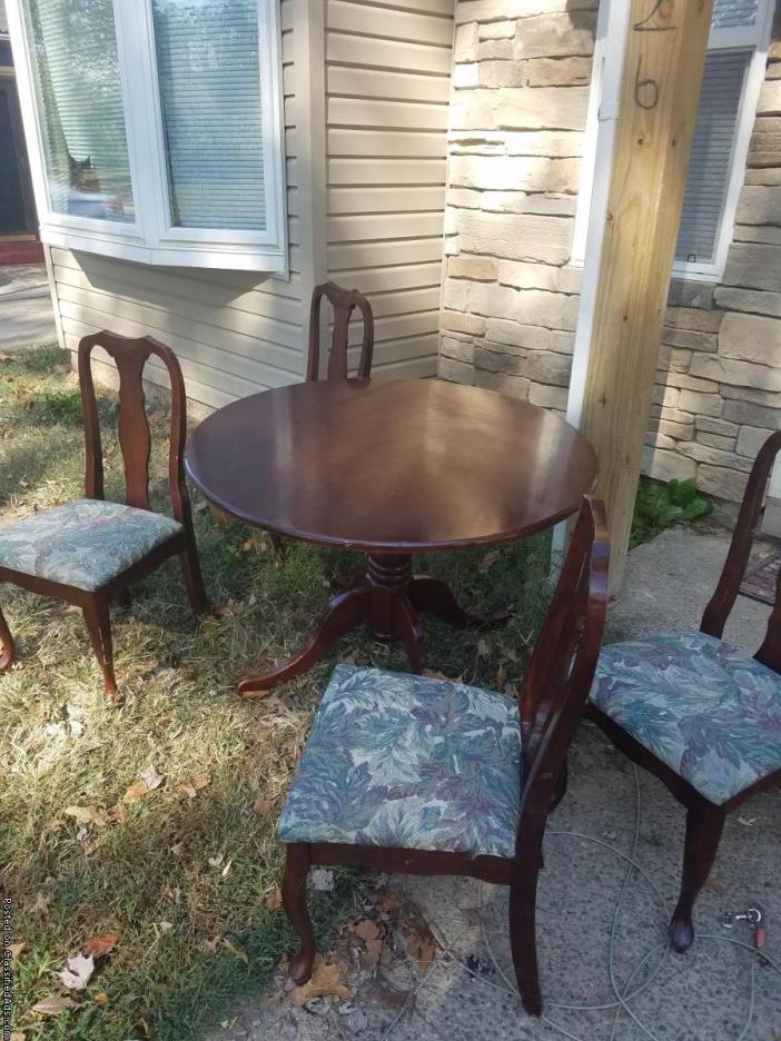 Wood round table .. 4 chairs .minor scratches..looks like cherrie, 0