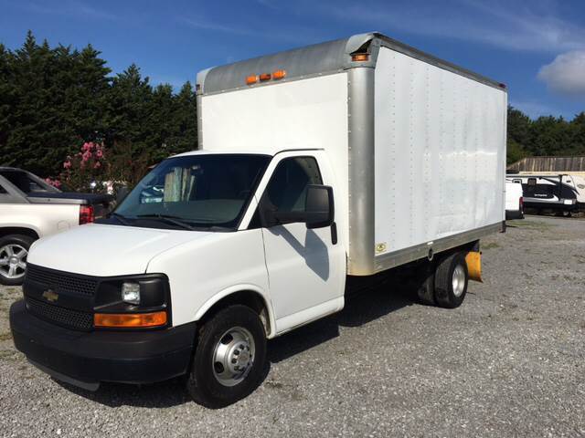 2011 Chevrolet Express 3500  Cutaway-Cube Van