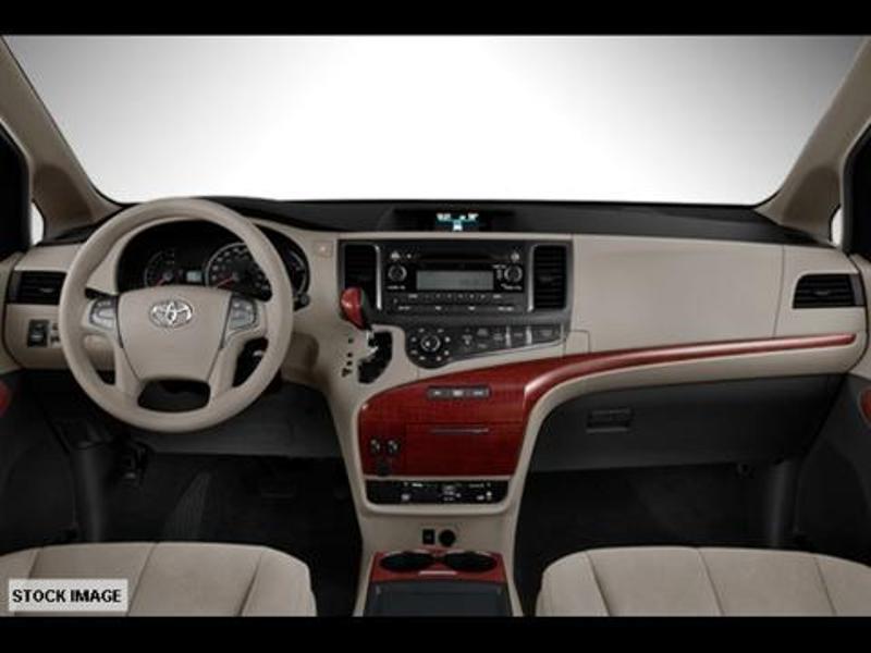 2013 Toyota Sienna XLE 7-Passenger Auto Access Seat