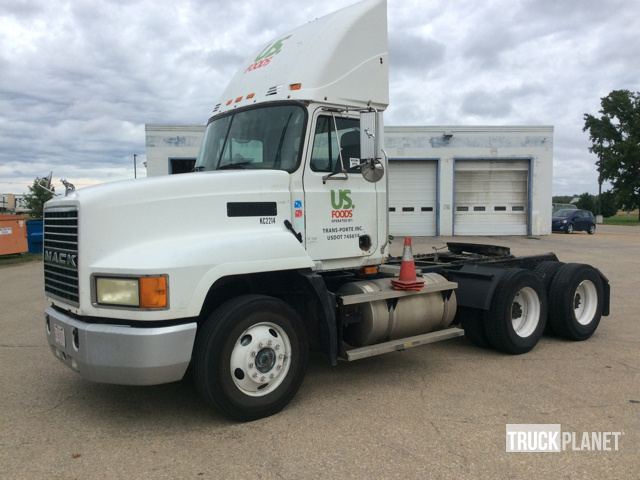 2002 Mack Ch613  Conventional - Day Cab
