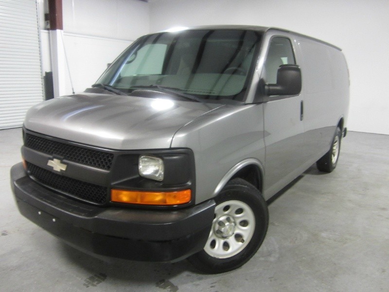2009 Chevrolet Express Cargo Van RWD 1500 135