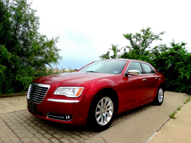 2012 Chrysler 300 Limited; $ 895 Down** EZ Fin*