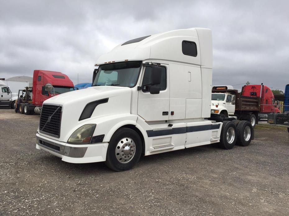 2004 Volvo Vnl64t670  Conventional - Sleeper Truck