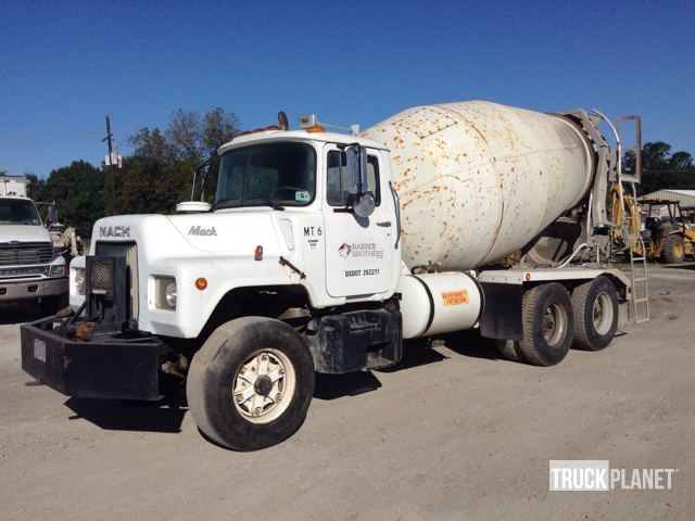 1974 Mack Dm685s  Mixer Truck