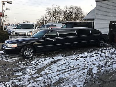 2004 Lincoln Town Car  2004 LINCOLN TOWN CAR LIMOUSINE W/ 5 DOORS AND REPLACED ENGINE  OWN YOUR BUSINES