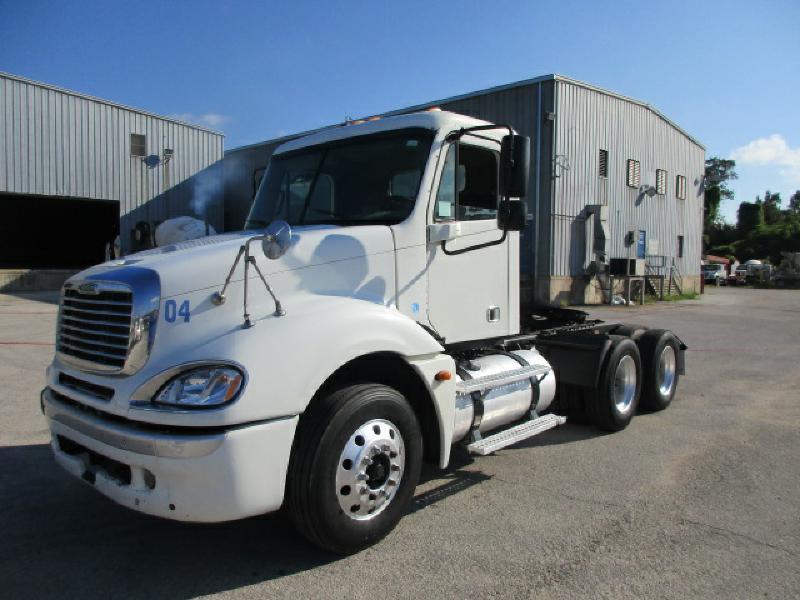 2005 Freightliner Columbia  Conventional - Day Cab