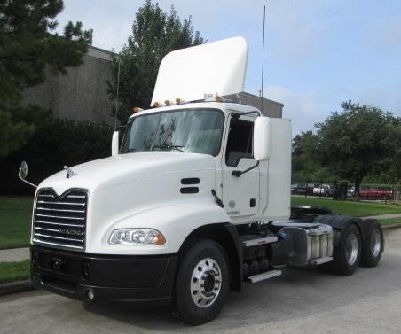 2013 Mack Pinnacle  Conventional - Day Cab