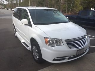 2016 Chrysler Town & Country  2016 Town and Country Chrysler LX with Vmi Northstar Conversion (infloor ramp)