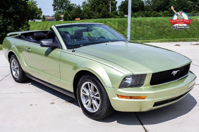 2005 Ford Mustang DELUXE