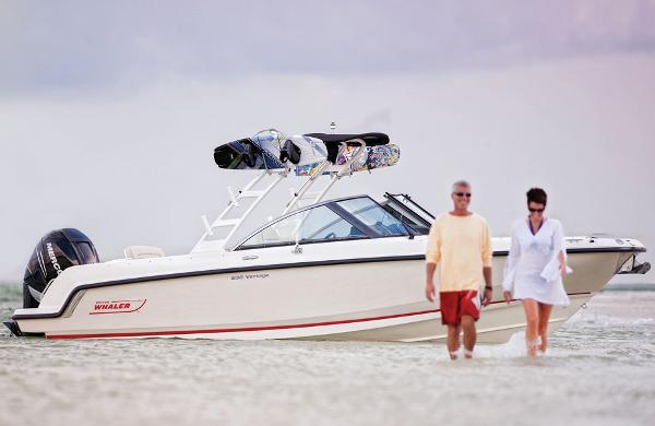 2017 Boston Whaler 230 Vantage