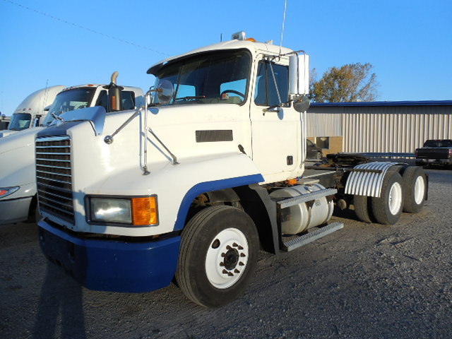 2002 Mack Ch613  Conventional - Day Cab