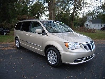 2015 Chrysler Town & Country Touring 2015 Chrysler Town & Country Touring 29722 Miles Cashmere/Sandstone Pearlcoat 4D