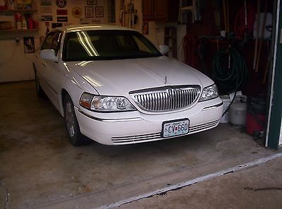 2009 Lincoln Town Car Signature Series 2009 LINCOLN TOWN CAR - SIGNATURE SERIES - EXCELLENT CONDITION - LOW MILES -LOOK