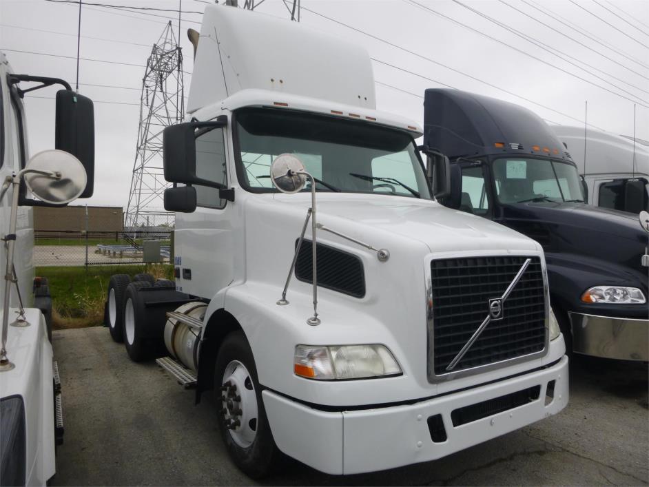 2004 Volvo Vnm420  Conventional - Day Cab