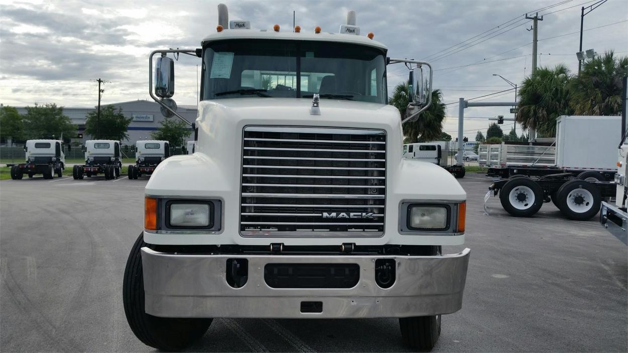 2011 Mack Pinnacle Chu613  Conventional - Day Cab