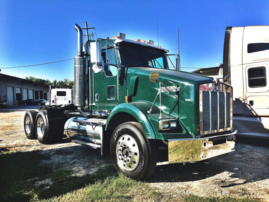 2005 Kenworth T800  Conventional - Day Cab